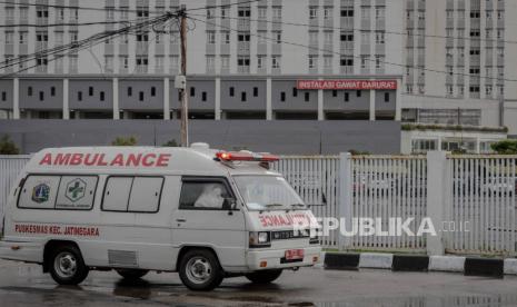 Petugas medis mengendarai ambulan saat mengantarkan  pasien covid-19 ke Rumah Sakit Darurat Covid-19 Wisma Atlet, Jakarta, Sabtu (9/1). Menurut Wakil Gubernur DKI Jakarta Ahmad Riza Patria fasilitas ruang isolasi di 101 rumah sakit rujukan Covid-19 di DKI Jakarta terus menipis hingga 85 persen akibat terjadi lonjakan kasus positif covid-19 sepanjang bulan Desember hingga Januari 2021. Republika/Thoudy Badai