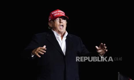 Mantan Presiden Donald Trump bereaksi terhadap kerumunan saat ia tiba untuk berbicara di Reli Save America Sabtu, 15 Januari 2022, di Florence, Arizona. Donald Trump membawa 15 kotak arsip rahasia Gedung Putih ke kediamannya di Mar-a-Lago setelah lengser.