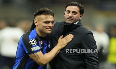 Lautaro Martinez dari Inter Milan berpelukan dengan mantan pemain Inter Milan Diego Milito pada akhir pertandingan sepak bola leg kedua perempat final Liga Champions antara Inter Milan dan Benfica di stadion San Siro di Milan, Italia, Kamis (20/4/2023) dini hari WIB. 