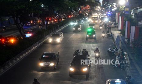 Anggota Sat Pol PP kota Depok dengan menggunkan kendaraan melakukan sosialisasi pemberlakuan Pembatasan Aktivitas Warga (PAW) di Kawasan Jalan Margonnda, Depok , Senin (31/8). Sosialisasi PAW ini akan dilakukan selama tiga hari hingga 2 September, Selanjutnya akan dilakukan evaluasi efektifitas sosialisasi.Prayogi/Republika