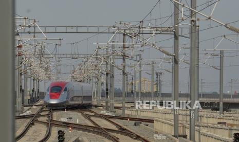 Kereta cepat Whoosh melaju menuju Stasiun Padalarang dan Tegalluar dari Stasiun Halim Perdanakusuma, Jakarta Timur, Selasa (17/10/2023). 