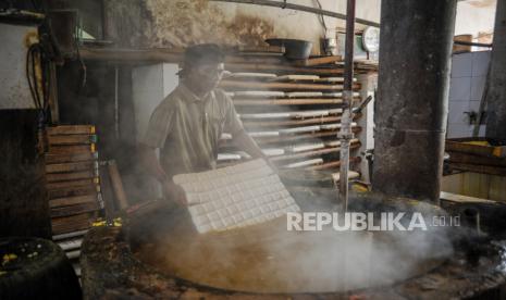 Pekerja menyelesaikan produksi tahu di Cisaranten, Bandung, Jawa Barat, Jumat (25/9/2020). Pemerintah Kota Bandung melalui Dinas Koperasi Usaha Mikro Kecil Menengah (UMKM), mengusulkan sekitar 150 ribu pelaku UMKM untuk mendapat subsidi bantuan modal usaha produktif dari pemerintah pusat dalam pemulihan ekonomi nasional saat pandemi COVID-19. 