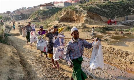 Lebih dari 1.000 orang melarikan diri dari desa di Kotapraja Pauk, Magway, setelah pasukan junta membakar dua rumah pada Sabtu (31/7) menyusul tewasnya seorang administrator dari desa tetangga.