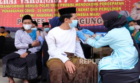 Petugas medis menyuntikkan vaksin Covid-19 tahap dua bagi santri di kompleks Mapolres Temanggung, Jateng, Jumat (8/10). Sebanyak 14 daerah di Jateng saat ini tidak tercatat kasus kematian Covid-19. (ilustrasi)