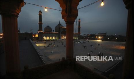 India Gunakan Masjid Sebagai Bangsal Covid-19. Umat Muslim sholat dan berbuka puasa pada hari pertama bulan suci Ramadhan di Masjid Jama, di New Delhi, India, Rabu, 14 April 2021.