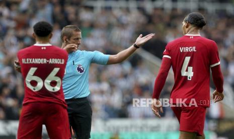 Liverpool Virgil van Dijk (kanan) diusir dari lapangan pada laga kontra Newcastle United, Ahad (27/8/2023). 