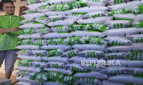 Pekerja menata pupuk urea di gudang distributor pupuk Indonesia di Lopang, Serang, Banten, Jumat (8/5/2020). PT Pupuk Indonesia (Persero) menyiapkan stok pupuk bersubsidi hingga ke tingkat pengecer sebanyak 1,27 juta ton meliputi pupuk urea, NPK, SP, ZA dan pupuk organik untuk memenuhi kebutuhan menjelang puncak musim tanam periode kedua bulan Mei-Juni