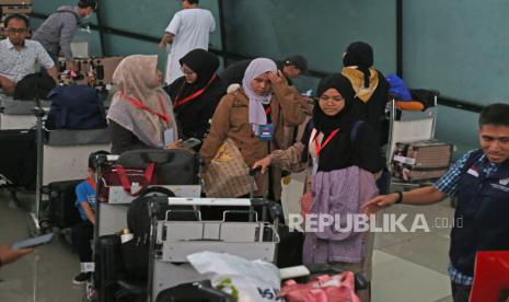 Sejumlah Warga Negara Indonesia (WNI) yang kembali dari Lebanon, berkumpul setibanya di Terminal 3 Bandara Soekarno Hatta, Tangerang, Banten, Senin (7/10/2024). Pemerintah Indonesia lewat Kementerian Luar Negeri mengevakuasi  65 WNI dari Lebanon ke Indonesia setelah situasi keamanan di negara tersebut memburuk akibat perang dengan Israel. 