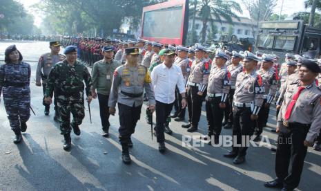 Pj Gubernur Jawa Barat (Jabar) Bey Machmudin bersama Kapolda Jabar Irjen Pol Akhmad Wiyagus dan sejumlah pejabat terkait 