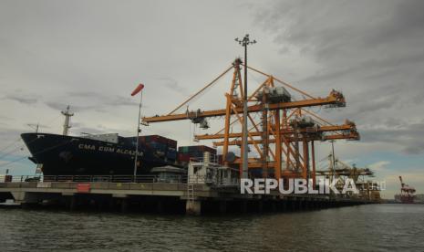 Suasana bongkar muat peti kemas di PT Terminal Petikemas Surabaya, Jawa Timur (ilustrasi)