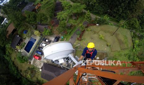 Teknisi melakukan perawatan Base Transceiver Station (BTS) (ilustrasi). Telkomsel menyebutkan trafik layanan broadband-nya naik di momen Ramadhan dan Idul Fitri 1444 H dengan total kenaikan mencapai 11,7 persen dibanding rata-rata hari biasa di 2023.