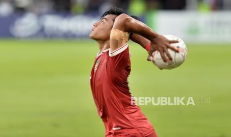 Pemain timnas Indonesia U-22 Pratama Arhan melakukan lemparan ke dalam dalam laga vs Vietnam di semifinal SEA Games 2023 Kamboja.