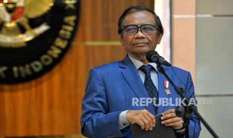 Menteri Koordinator Politik, Hukum, dan Keamanan (Menko Polhukam) Mahfud MD sebut Ridwan Saidi menginspirasi aktivis karena berani kritik Soeharto.