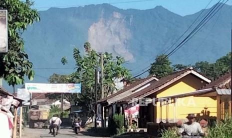 Kondisi dinding Gunung Galunggung yang mengalami longsor pada Ahad (12/3/2023). Aktivitas wisata di Gunung Galunggung Kabupaten Tasikmalaya diklaim masih normal hingga Senin (13/3/2023). Longsor yang terjadi pada Ahad (12/3/2023) di dinding kawah gunung dengan ketinggian 2.168 meter di atas permukaan laut (mdpl) itu dinilai tak mengganggu aktivitas warga dan wisatawan. 