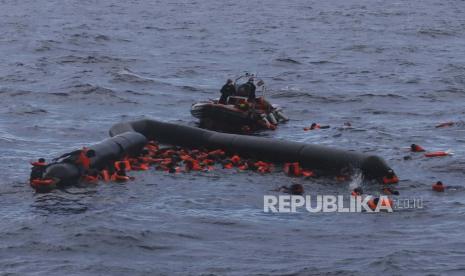 Pada file foto Rabu 11 November 2020 ini, pengungsi dan migran diselamatkan oleh anggota LSM Spanyol Proactiva Open Arms, setelah meninggalkan Libya mencoba mencapai tanah Eropa dengan kapal karet yang penuh sesak di laut Mediterania. Pihak berwenang Tunisia mengatakan 20 migran Afrika telah ditemukan tewas setelah kapal mereka, yang berusaha mencapai Eropa, tenggelam di Laut Mediterania. Lima korban selamat pada Kamis, 24 Desember 2020 dan pihak berwenang sedang mencari hingga 20 orang lainnya yang diyakini hilang.