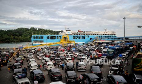 Kendaraan mengantre menunggu proses bongkar muat kapal sebelum memasuki Kapal Adinda Wisnu Karsa di Pelabuhan Merak, Banten, Jumat (29/4/2022). Menteri Perhubungan Budi Karya Sumadi meminta Pelabuhan Merak dapat menerapkan sistem first in first out.