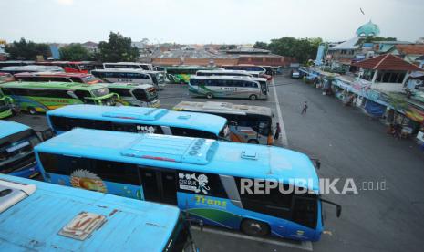 Ilustrasi Terminal Cicaheum. Menurut Pelaksana Tugas (Plt) Kepala Bidang Keselamatan dan Ketertiban Transportasi Dinas Perhubungan (Dishub) Kota Bandung, Asep Kuswara,  berdasarkan hasil pengecekan, masih ditemukan beberapa bus yang tidak laik jalan maupun laik operasi.