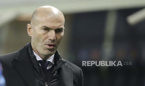 Pelatih kepala Real Madrid Zinedine Zidane  pergi setelah babak pertama Liga Champions, babak 16 besar, pertandingan sepak bola leg pertama antara Atlanta dan Real Madrid, di Stadion Gewiss di Bergamo, Rabu, 24 Februari 2021.