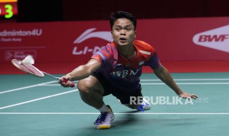 Anthony Sinisuka Ginting dari Indonesia bertanding melawan pebulutangkis Denmark Viktor Axelsen pada pertandingan final bulu tangkis tunggal putra BWF World Tour Finals di Bangkok, Thailand, Ahad, 11 Desember 2022.