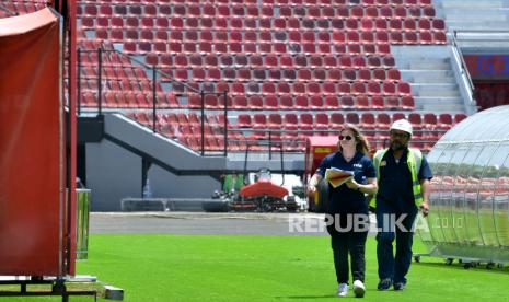 Delegasi FIFA meninjau Stadion Kapten I Wayan Dipta di Gianyar, Bali, Senin (27/3/2023). Kunjungan tersebut dilakukan untuk meninjau kesiapan Stadion Kapten I Wayan Dipta sebagai salah satu lokasi penyelenggaraan Piala Dunia U-20 pada Mei 2023. 