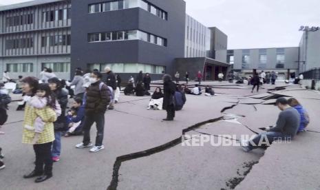 Retakan terlihat di tanah akibat gempa bumi yang terjadi di Wajima, prefektur Ishikawa, Jepang, Senin (1/1/2024). Jepang mengeluarkan peringatan tsunami setelah serangkaian gempa kuat di Laut Jepang.