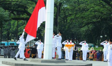 Prosesi pengibaran bendera merah putih oleh Paskibra saat upacara Hari Sumpah Pemuda ke-93 Tingkat Kota Bandung, di Plaza Balai Kota, Kamis (28/10). Peringatan Hari Sumpah Pemuda kali ini mengambil tema Bersatu, Bangkit dan Tumbuh. Diharapkan menjadi momentum semangat persatuan pemuda untuk bangkit melawan pandemi dan mewujudkan pertumbuhan ekonomi dengan semangat kewirausahaan.