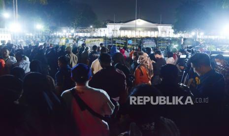 Warga memenuhi depan rumah dinas Gubernur Jawa Barat Gedung Pakuan untuk menyambut kedatangan putra sulung Gubernur Jawa Barat Ridwan Kamil, Emmeril Kahn Mumtadz atau Eril di rumah dinas Gubernur Jawa Barat Gedung Pakuan, Kota Bandung, Ahad (12/6). Pemakaman Eril akan akan dilaksanakan Senin (13/6) pagi, di Cimaung, Kabupaten Bandung.