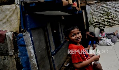 Warga beraktivitas di area rawan banjir di Kebon Pala II, Kampung Melayu, Jakarta. BPBD Provinsi DKI Jakarta menyiapkan sedikitnya 700 bilik isolasi untuk mengantisipasi pengungsi terpapar Covid-19 saat evakuasi ketika bencana banjir. 