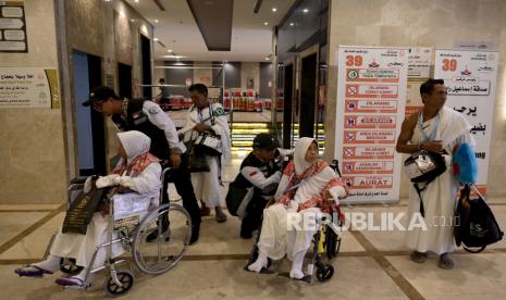 Petugas Penyelenggara Ibadah Haji (PPIH) Daker Makkah membantu jamaah calon haji (JCH) Indonesia gelombang pertama SUB 45 saat tiba dari Madinah di Makkah, Arab Saudi, Sabtu (1/6/2024). Sebanyak 12 kloter terakhir jamaah calon haji gelombang pertama yang berjumlah 4.743 orang dari Madinah telah tiba di Makkah. 