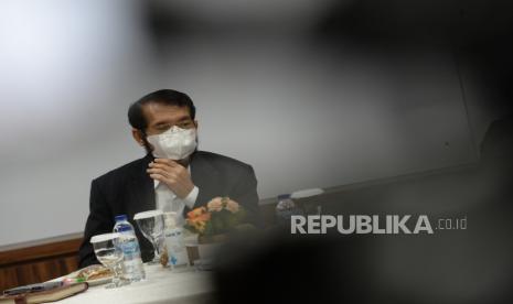 Ketua Mahkamah Konstitusi (MK) Anwar Usman (tengah) menyampaikan keterangan saat konferensi pers di Gedung Mahkamah Konstitusi Republik Indonesia, Jakarta, Selasa (8/2/2022). Konferensi pers tersebut membahas tentang persiapan Sidang Pleno Khusus Laporan Tahunan MK tahun 2021, sekaligus membahas rencana kegiatan Kongres Ke-5 The World Conference on Constitutional Justice (WCCJ) dengan tuan rumah Mahkamah Konstitusi Republik Indonesia yang akan berlangsung pada 4 hingga 8 Oktober 2022 mendatang. Republika/Thoudy Badai