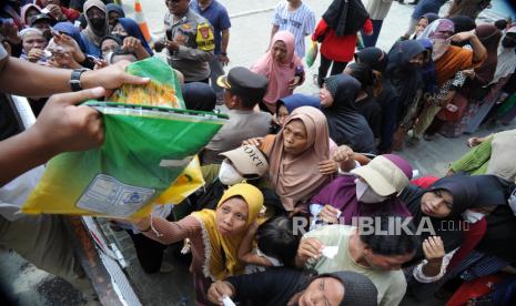 Ratusan warga rela berdesakan demi mendapat beras murah subsidi SPHP di kantor kecamatan Babelan, Bekasi Utara, Jawa Barat, Selasa (20/2/2024). Operasi pasar beras subsidi diselenggarakan oleh Bulog Karawang dengan menyediakan 10 ton untuk 2000 kupon, dijual dengan harga 53 ribu perkupon yang dapat ditukar dengan beras 5 kg.  Program Stabilisasi Pasokan Dan Harga Pangan (SPHP) ludes terjual dengan waktu 2 jam saja.