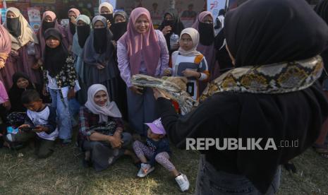 Seorang anggota komunitas memperlihatkan seekor ular Ball Python kepada pengunjung Expo Semarak 78 tahun Kemerdekaan RI di Lapangan Blang Padang, Banda Aceh, Aceh, Kamis (24/8/2023). Dinas Peternakan Aceh bersama Indonesian Cat Association, Cat Lovers Banda Aceh, Lingkar Satwa Koetaradja dan Owner Sugar Gliders Aceh memamerkan berbagai jenis hewan reptil dan kucing sebagai bahan edukasi, sekaligus mensosialisasikan sanksi hukum penganiayaan hewan peliharaan kepada masyarakat. 