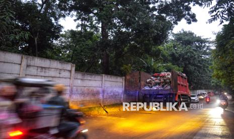 Sebuah truk sampah terparkir di kawasan Jalan Poncol, Ragunan, Jakarta, Selasa, (26/11/2024). 