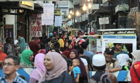 Sejumlah warga memadati Pasar Rakyat yang digelar di Jalan Sasak, Surabaya, Jawa Timur. Gelar Pasar Rakyat tersebut merupakan rangkaian acara peringatan Sumpah Pemuda Keturunan Arab bertema Nahdah. 