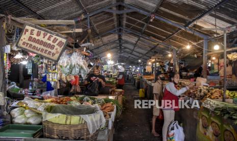 Warga berbelanja aneka bahan pokok di Pasar Sederhana, Kota Bandung, Jumat (11/3/2022). Badan Pangan Nasional (National Food Agency/NFA) memastikan telah memiliki data lengkap mengenai lokasi surplus produksi pangan yang bisa menjadi penyangga daerah defisit.