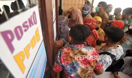 Sejumlah orang tua murid mendatangi Posko Penerimaan Peserta Didik Baru (PPDB) di Kantor Dinas Pendidikan Sumatera Barat, di Padang, Sumatera Barat, Senin (6/7/2020). Orang tua murid memprotes sistem penerapan zonasi dalam PPDB daring tingkat SMA dan SMK tahun 2020 di provinsi itu, yang mengakibatkan anak mereka tidak lulus di sekolah dekat dengan rumah. ANTARA FOTO/Iggoy el Fitra/wsj. 