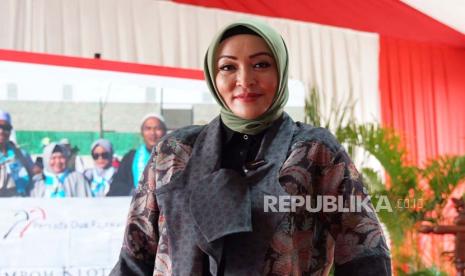 Puteri Indonesia 2001 Angelina Sondakh. Menurut Angelina, masyarakat haus akan acara-acara sosial yang bermakna, seperti khitanan massal, deteksi dini kanker payudara, dan donor darah.