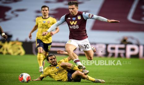 Aston Villa Jack Grealish (atas) berebut bola pada pertandingan sepak bola Liga Premier Inggris antara Aston Villa dan Arsenal London di Birmingham, Inggris (21/7/2020). 