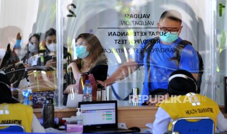 Calon penumpang pesawat menjalani pemeriksaan dokumen kesehatan di Terminal Domestik Bandara Internasional I Gusti Ngurah Rai, Badung, Bali. ilustrasi