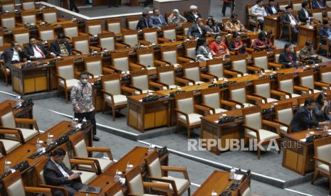 Anggota DPR mengikuti rapat paripurna DPR RI ke-13 masa persidangan IV tahun sidang 2023-2024 di Gedung Nusantara II, Kompleks Parlemen Senayan, Jakarta, Selasa (5/3/2024)