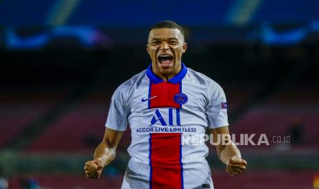 Kylian Mbappe dari PSG merayakan setelah mencetak gol kedua timnya selama babak 16 besar Liga Champions, pertandingan sepak bola leg pertama antara FC Barcelona dan Paris Saint-Germain di stadion Camp Nou di Barcelona, ??Spanyol, Selasa, 16 Februari 2021. 