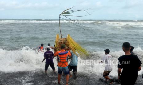 Prosesi larung saat acara Labuhan dalam rangka Sedekah Laut bagi nelayan di TPI Wisata Mina Bahari 45 Depok, Parangtritis, Bantul, Yogyakarta, Kamis  (11/8/2022). Acara tradisi yang dilakukan oleh nelayan Depok ini kembali diadakan dengan keramaian setelah vakum hampir tiga tahun. Labuhan di Pantai Depok biasanya dilakukan setiap Bulan Muharram sebagai wujud syukur terhadap Sang Pencipta.