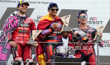 Posisi kedua Enea Bastianini dari Italia, pemenang Jorge Martin dari Spanyol dan posisi ketiga Pedro Acosta dari Spanyol, dari kiri, berpose di podium balapan MotoGP Grand Prix Sepeda Motor Portugis di sirkuit Internasional Algarve dekat Portimao, Portugal, Ahad (24/3/2024).