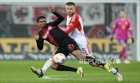 Gelandang Bayern Munchen Eric Dier (kanan).