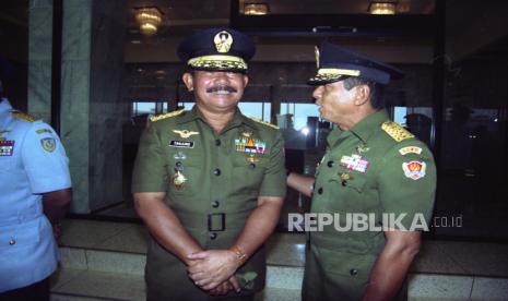 Jenderal Feisal Tanjung (kiri) dan Jenderal Wismoyo Arismunandar hadir di Upacara serah terima jabatan (sertijab) Panglima Angkatan Bersenjata Republik Indonesia (Pangab) dari Try Sutrisno kepada Edi Sudrajad di Mabes Tentara Nasional Indonesia Cilangkap Jakarta Timur (20/2/1993).Bakhtiar Phada/Republika