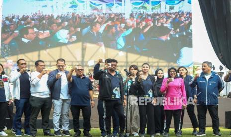 Kegiatan minum jamu bersama oleh 12.830 orang di 33 provinsi se-Indonesia bersama Kementerian Pertanian (Kementan) dan Badan Standardisasi Instrumen Pertanian (BSIP) Kementan, mencetak rekor dunia dengan meraih Piagam Penghargaan MURI, untuk kategori meminum jamu terbanyak dan serentak, Kamis (21/9/2023). 