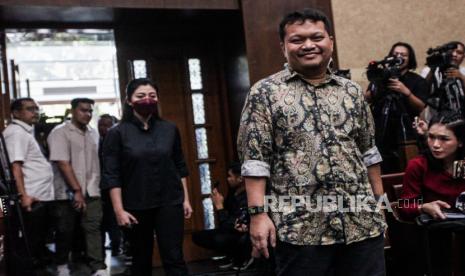 Anak dari Syahrul Yasin Limpo, Kemal Redindo (kanan) dan cucunya Andi Tenri Bilang Redisyah (kiri) bersiap memberikan kesaksian saat sidang lanjutan kasus gratifikasi dan pemerasan di Kementerian Pertanian di Pengadilan Tipikor, Jakarta, Senin (27/5/2024). Sidang lanjutan mantan Menteri Pertanian tersebut beragendakan mendengarkan keterangan dari sembilan orang saksi yang dihadirkan Jaksa Penuntut Umum diantaranya istri, anak, cucu dan staf khusus Kementerian Pertanian.