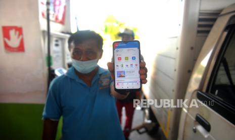 Supir menunjukkan aplikasi Mypertamina yang nantinya digunakan untuk membeli bahan bakar minyak (BBM) subsidi Pertalite dan Solar di SPBU Pertamina Retail, Yogyakarta, Rabu (28/6/2022). Mulai 1 Juli mendatang Pertamina akan membuka pendaftaran uji coba konsumsi Pertalite terbatas ini selama sebulan. Uji coba ini hanya menyasar kendaraan roda empat atau lebih.