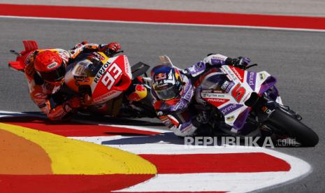 Pembalap Pramac Ducati, Johann Zarco (kanan), dan pembalap Repsol Honda Marc Marquez saat balapan MotoGP di Portugal, Maret 2023 lalu.