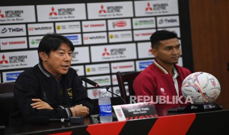 Pelatih timnas Indonesia Shin Tae-yong (kiri) didampingi pesepak bola Dendy Sulistyawan (kanan).